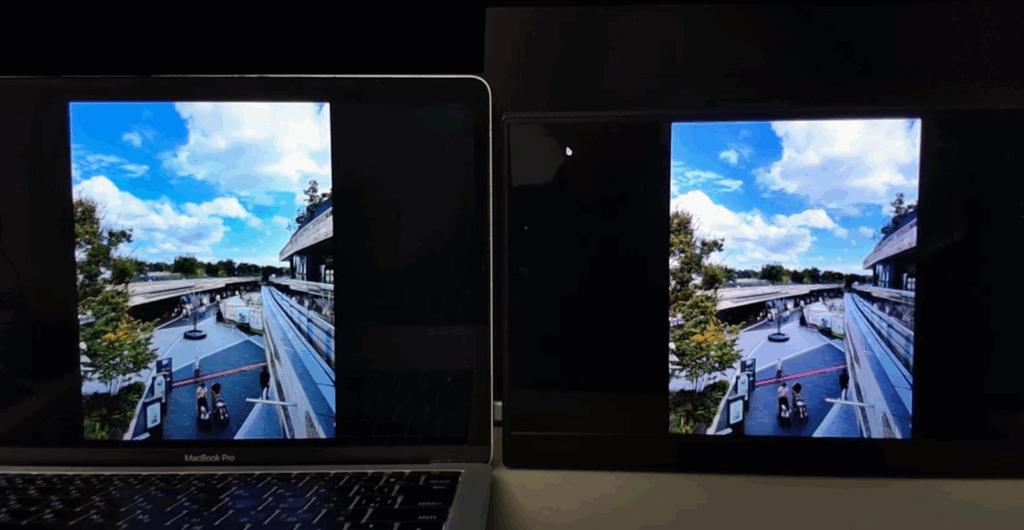 MacBook Proのディスプレイと比べてるシーン